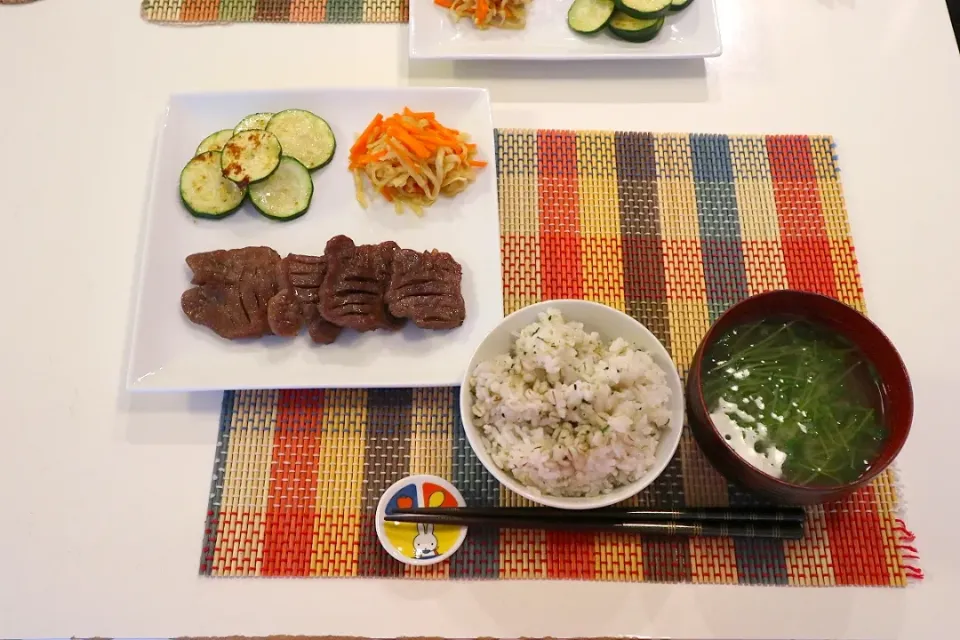 今日の夕食 牛タン、ズッキーニソテー、切り干し大根の煮物、豆苗の味噌汁|pinknari🐰🌈さん