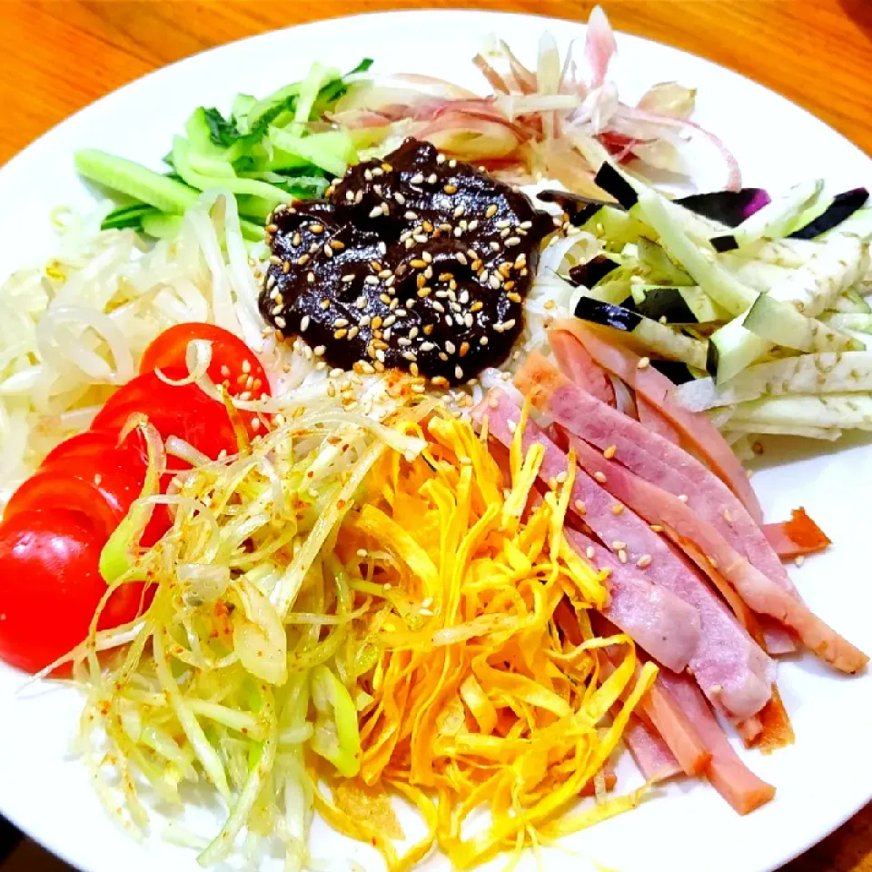 名古屋風！八丁味噌の酢味噌で食べる素麺を具だくさんにアレンジ❗️|Etsuさん