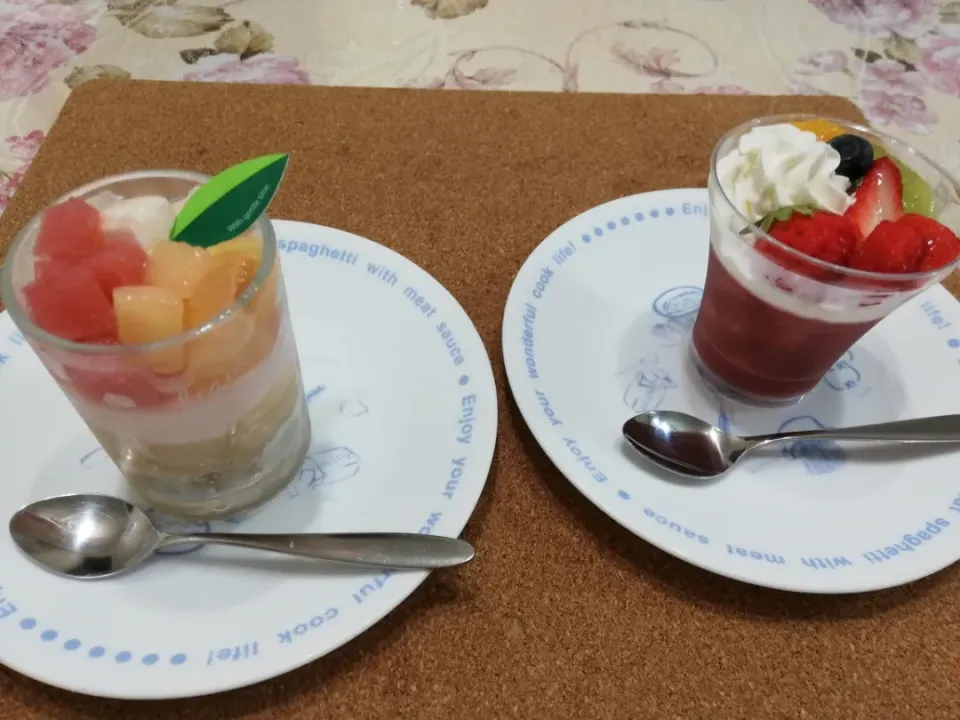 Snapdishの料理写真:令和元年7/29
夜食谷中パティスリーアンプリル紅茶ムースももゼリーのせ、苺🍓ゼリーしめて¥820美味しかった😋|たえさん