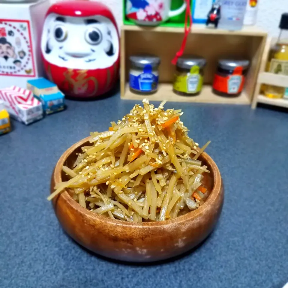 Snapdishの料理写真:かどやの純正ごま油が香る きんびらごんぼ😆|masaki .fさん