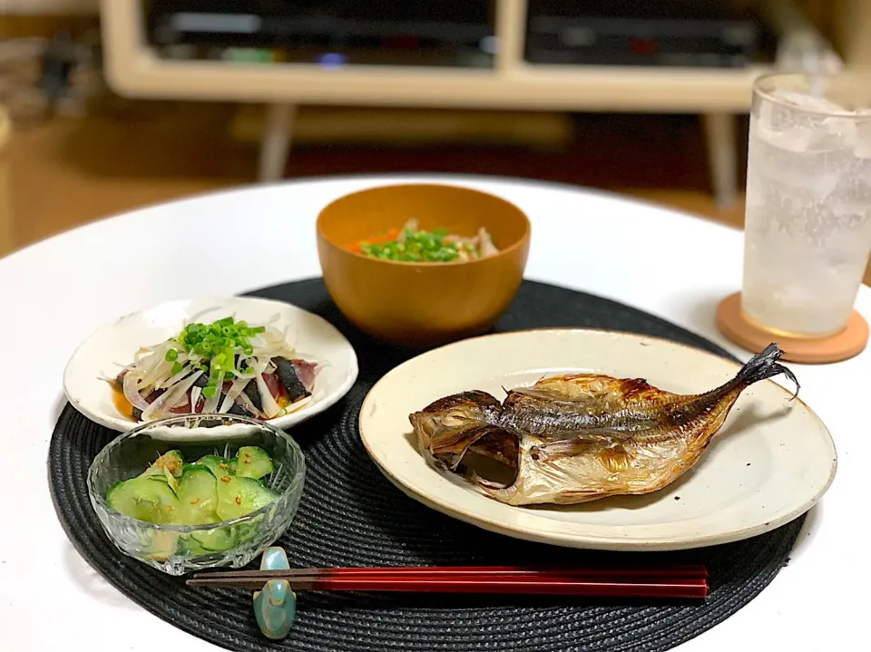 アジの干物、鰹のタタキ、きゅうりの漬物、豚汁。|yukiさん