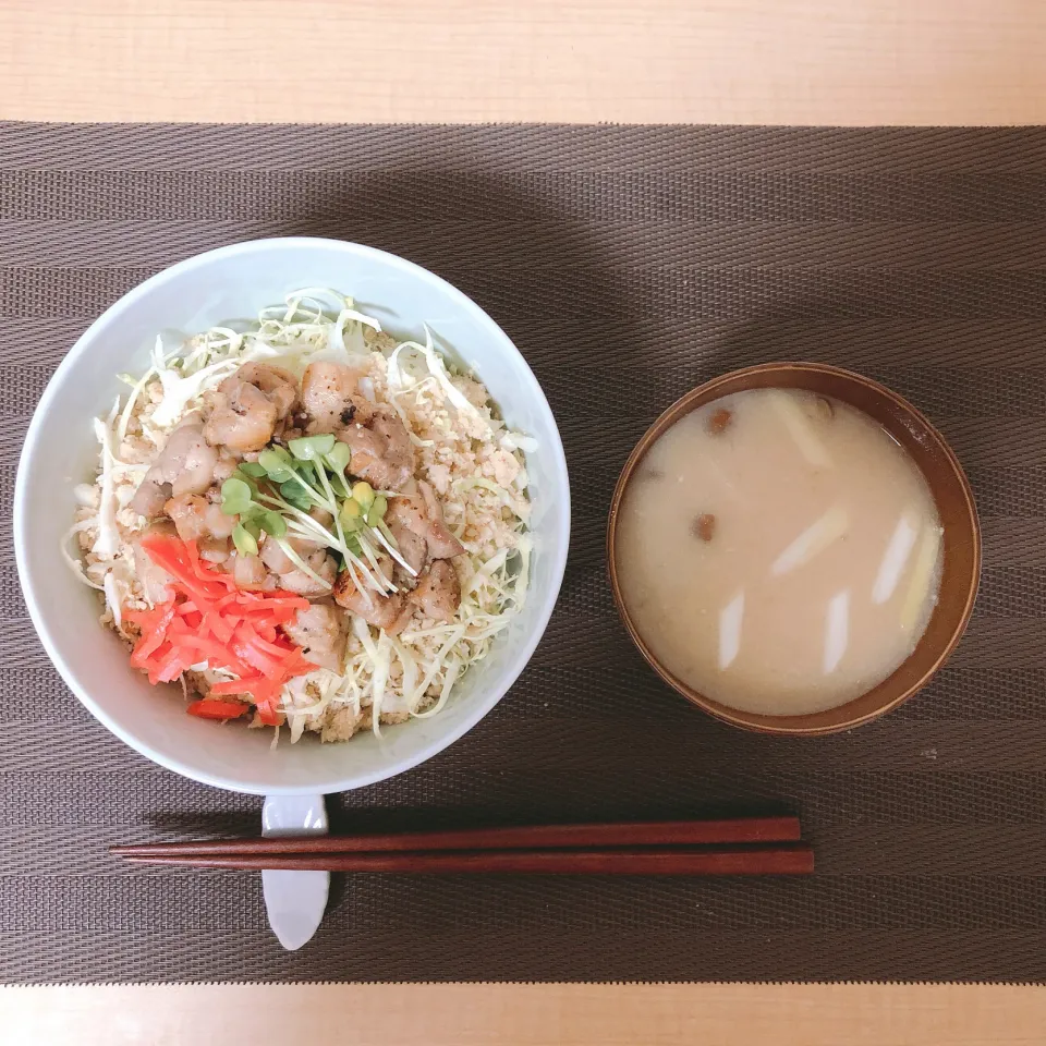 鶏おから丼と、ねばねばなめこ味噌汁|まちゃさん