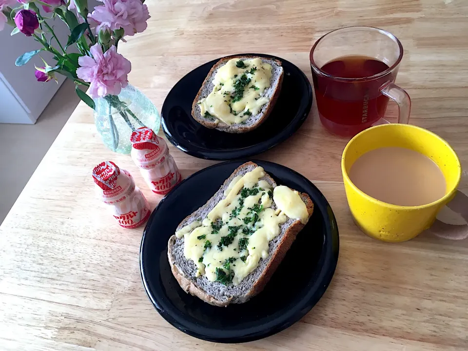 朝ごパン♡朝焼き黒豆&ゴマ食パン🍞でチーズトースト‼️ルイボスティーとヤクルトも。|さくたえさん