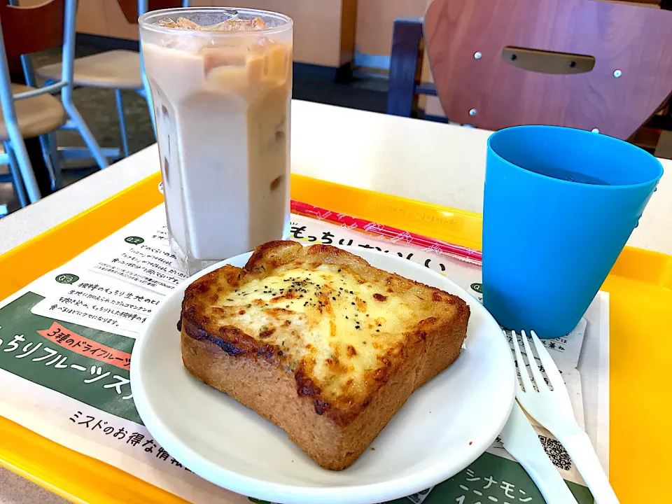 Snapdishの料理写真:ミスドで朝活🍽 ツナメルト アイスロイヤルミルクティー|ナナさん