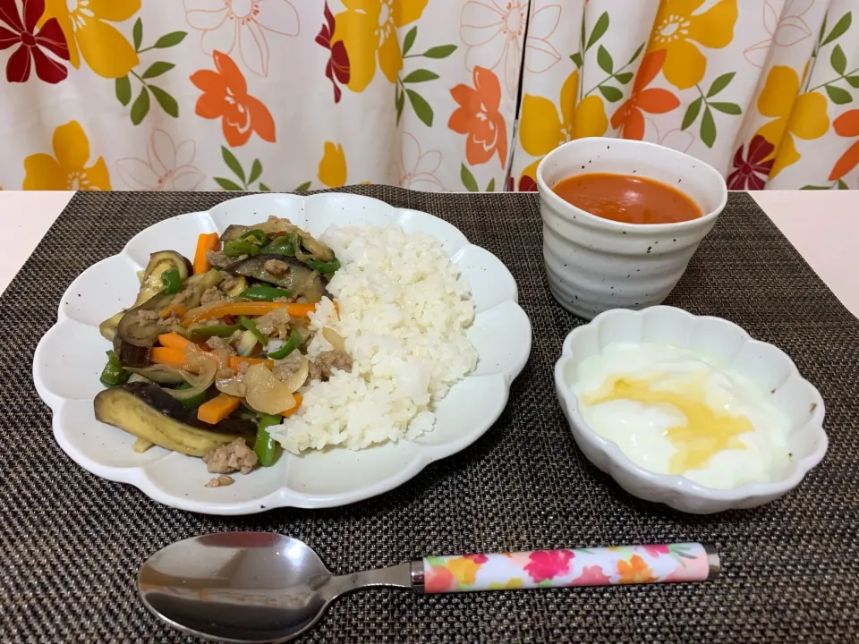 夏野菜ピリ辛炒め🥕🍆🥒トマトジュースとともに。🍅|mikiteenさん