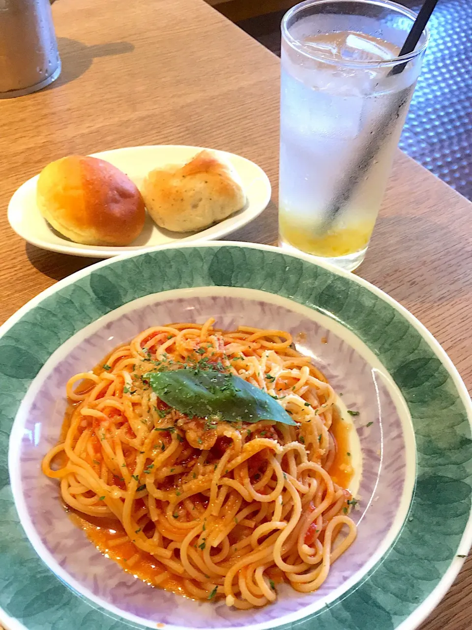 フレッシュバジルのトマトソースパスタ♪アイスゆず茶♪
#鎌倉パスタ|ちぃさん