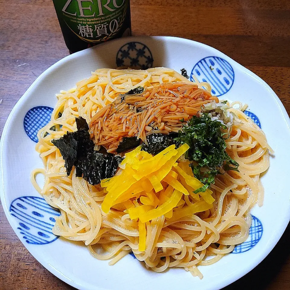 パスタ😊
   玉子絡めたパスタに
なめ茸 沢庵  しそ 茗荷
のせて 混ぜまぜ〜😌|miimiさん