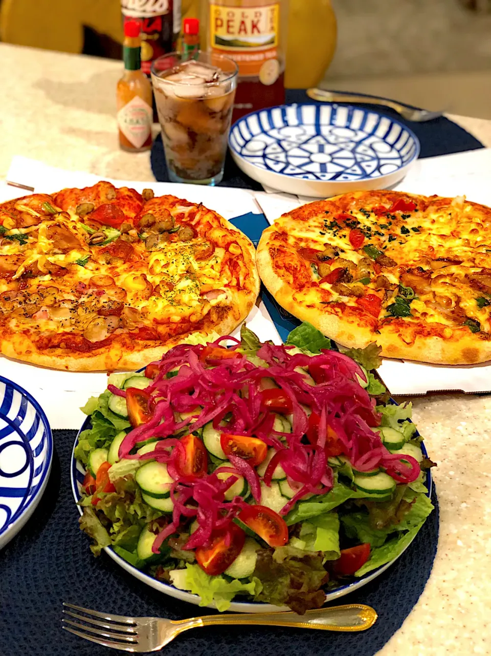 Snapdishの料理写真:山盛りサラダ🥗！ 久しぶりのジャンク！ピザ🍕|Mayumiさん