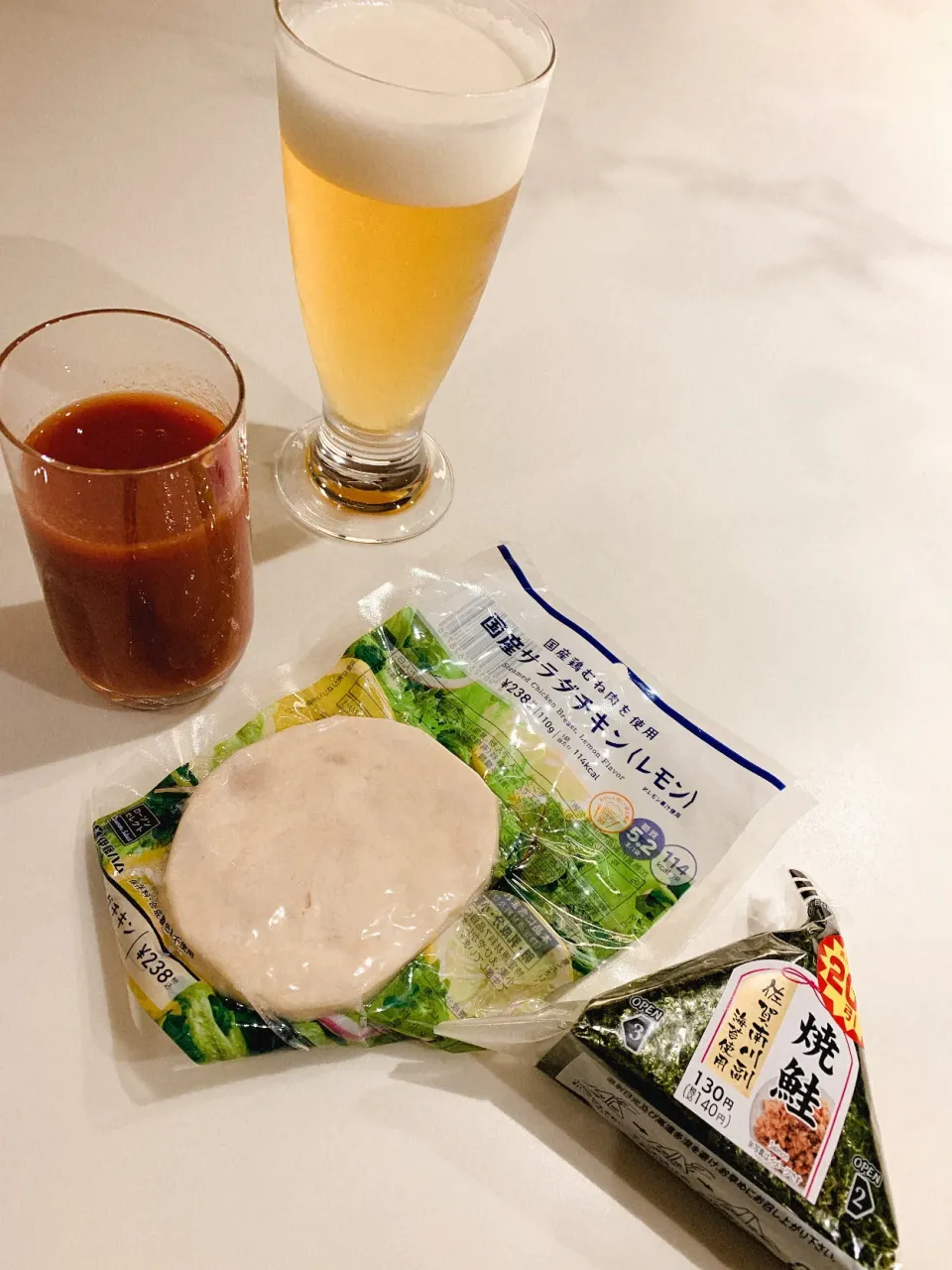 Snapdishの料理写真:急ぎの軽食  トマトジュースとサラダチキン 写真は100点|あつぅさん