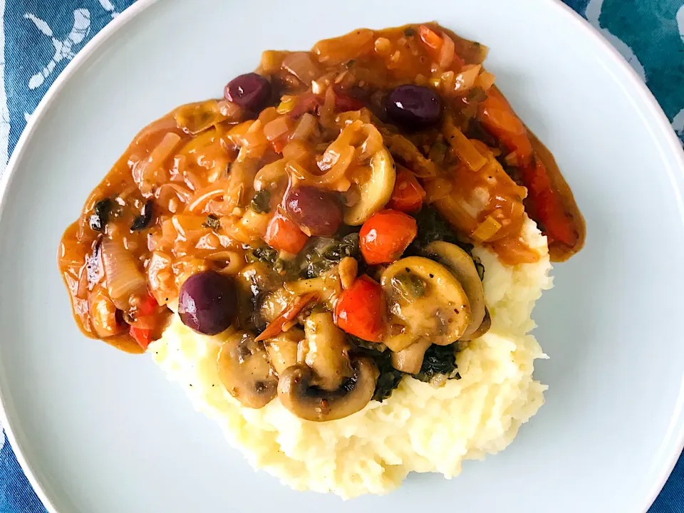 Potato mash, cream spinach, onion stew with olives.|Sergio Lacuevaさん