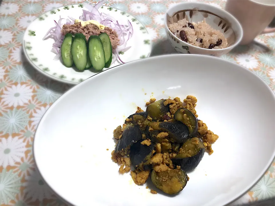 ナスとひき肉のカレー炒め、赤玉ねぎとツナのサラダ🥗、赤飯|FKTMPさん