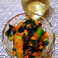 簡単♪♪５分でできる！ おつまみ♪♪

【塩もみ胡瓜とわかめのダシダキムチ七味炒りごま和え】♪♪