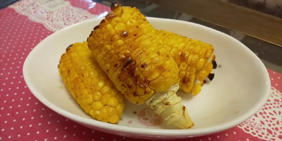 Snapdishの料理写真:焼きとうもろこし
醤油の香ばしいさがいいですよね～😄|kamekameさん