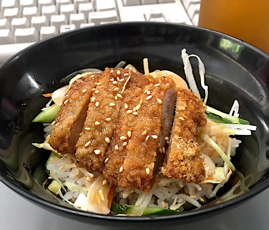 デスクで昼ごはん☀️☀️🔆                              小さなソースカツ丼|ぽんたさん