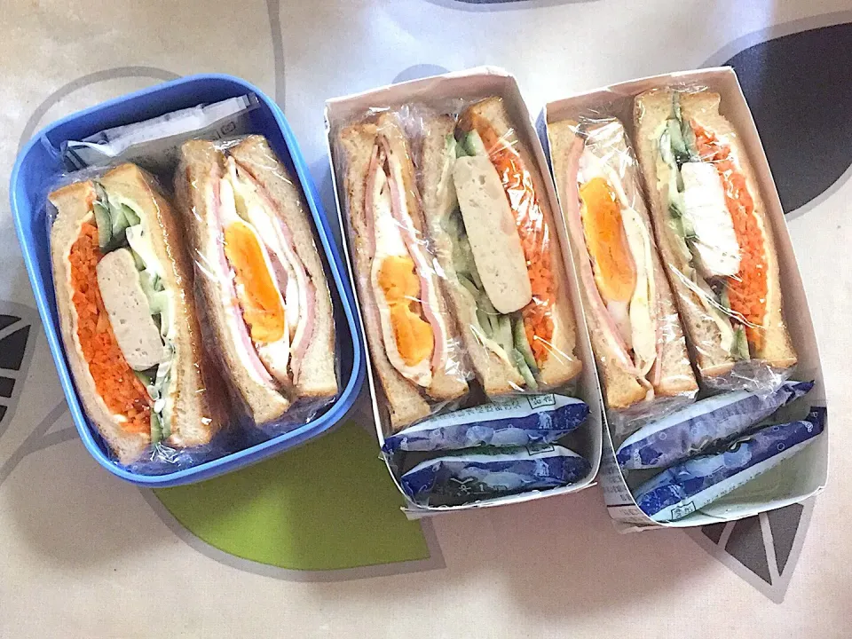 Snapdishの料理写真:20190731姉妹弟弁当🍱ハムたまごチーズとサラダチキンサンド。デザートはラムネ味こんにゃくゼリー。|hanakoさん