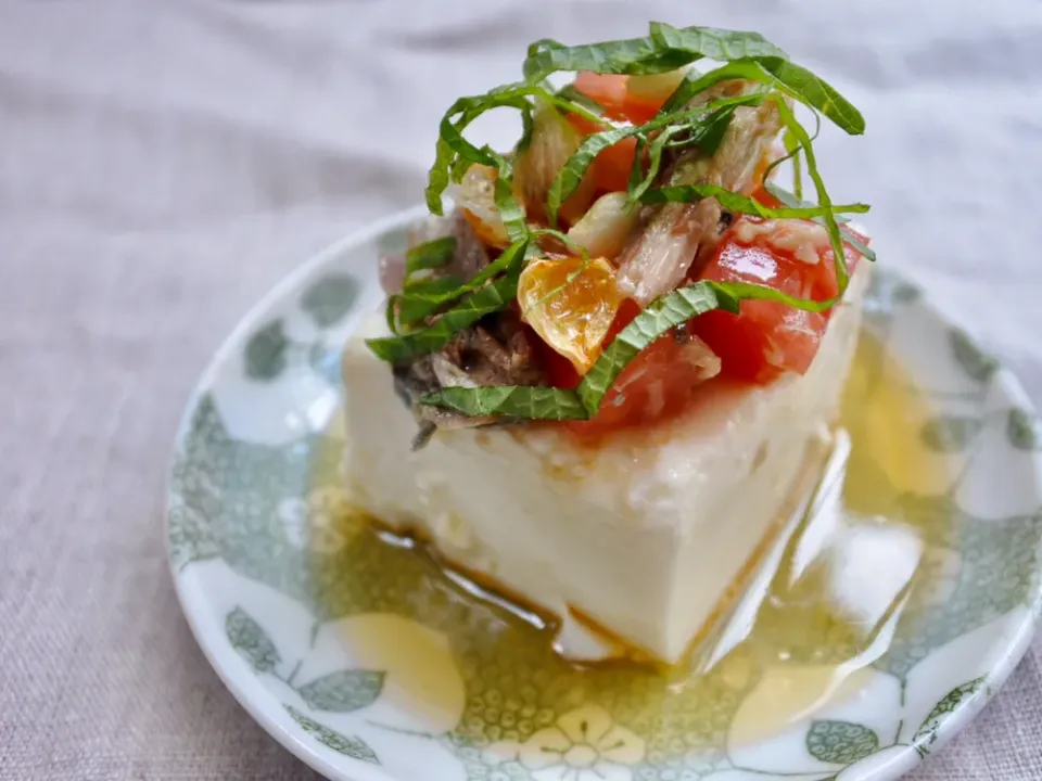 豆腐のトマトと鯖のせ  焦がしにんにくごま油|さぴこさん