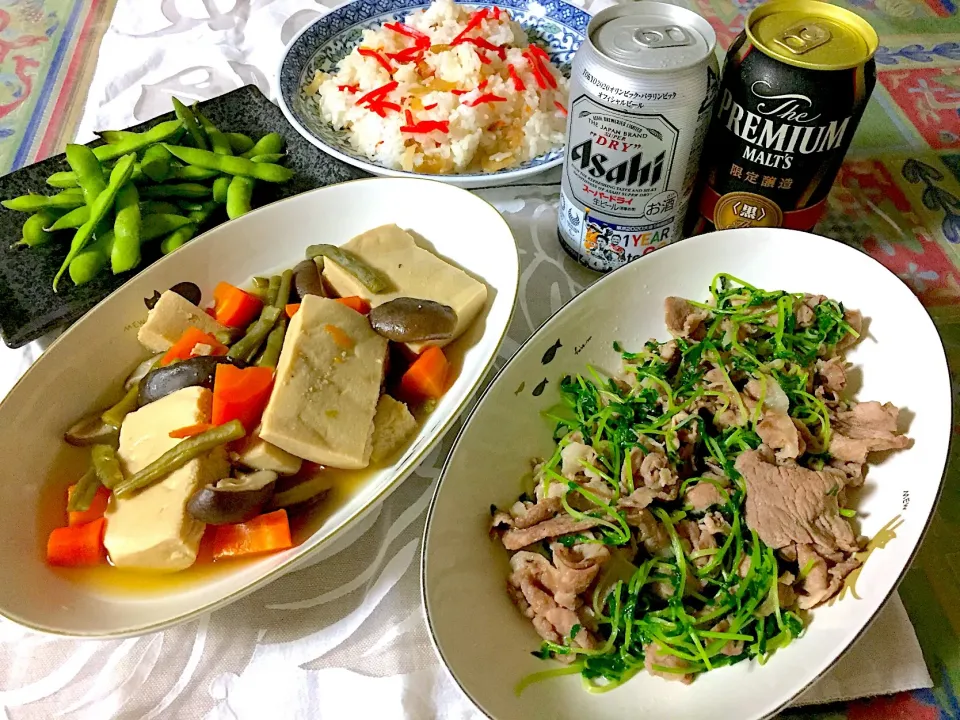 Snapdishの料理写真:高野豆腐の煮物
豚肉と豆苗の炒め物
ちらし寿司
枝豆
頂きまぁす🍻|Emiさん