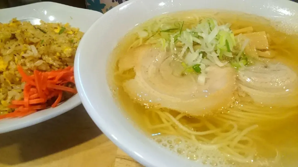 Snapdishの料理写真:【8月中旬より昼/夜
限定メニュー登場】 
中華そば 来味 板橋店
ラーチャン 
（煮干しラーメン＆半チャーハンのセット）
 ＠板橋区役所前、新板橋、板橋
19146|大脇さん