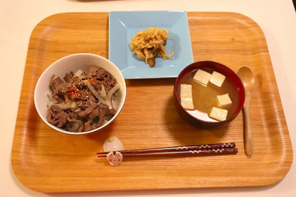 Snapdishの料理写真:今日の夕食 塩麹牛丼、切り干し大根のめんつゆ炒め、高野豆腐とわかめの味噌汁|pinknari🐰🌈さん