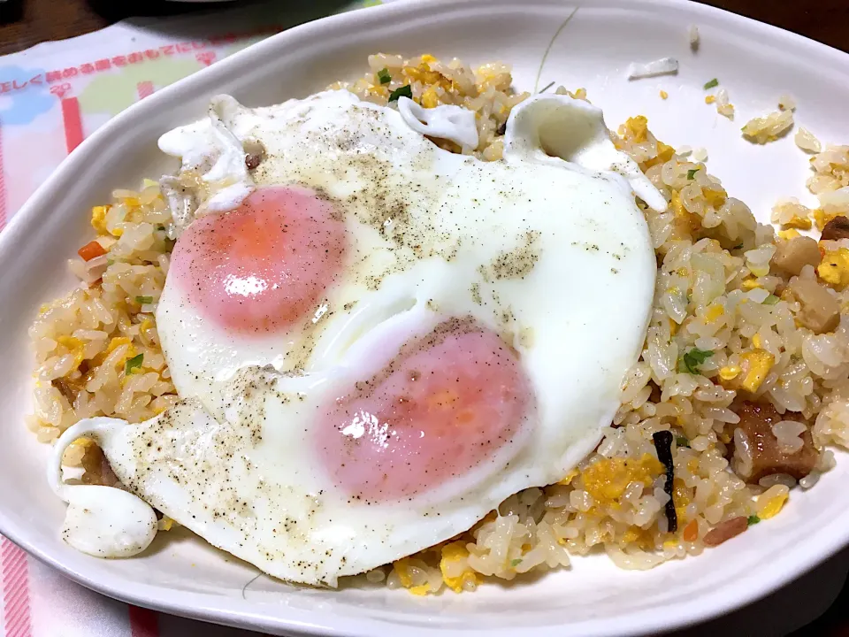 目玉焼き炒飯|はっちぃさん