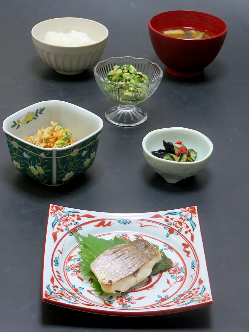 今晩は、鯛の塩焼き、卯の花信田煮、旨いだし、長茄子の枸杞漬け、茄子とキノコの味噌汁、ご飯|akazawa3さん