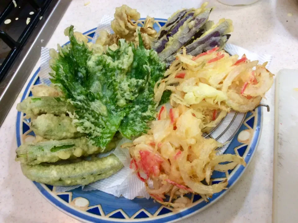 冷たいお蕎麦の天ぷら。玉ねぎと紅生姜のかき揚げ、ナス、オクラ、舞茸、シソの葉はど〜んと５枚重ねて！|Takeshi  Nagakiさん