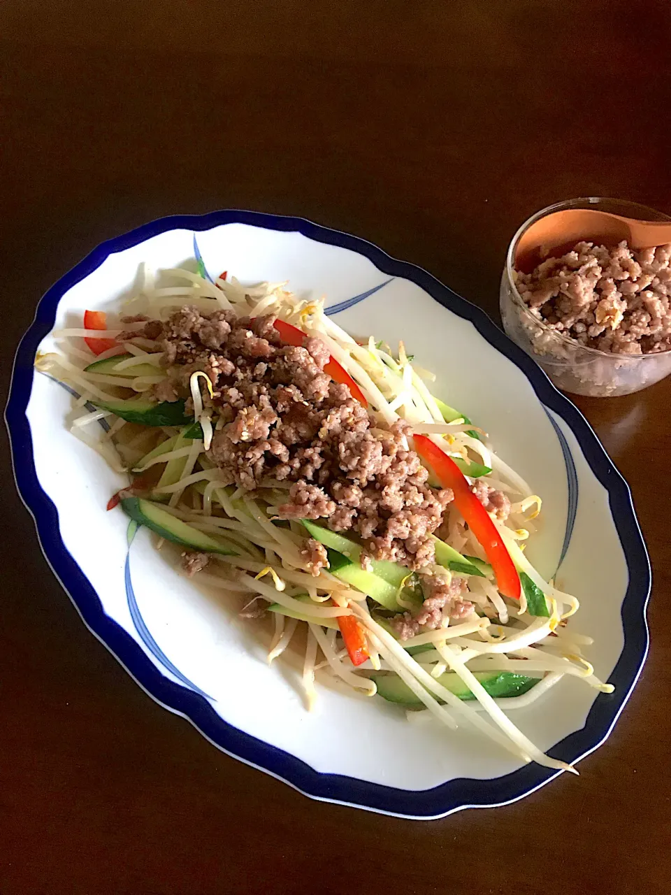 ごま香るピリ辛が美味しい肉味噌サラダ|とんちんさん