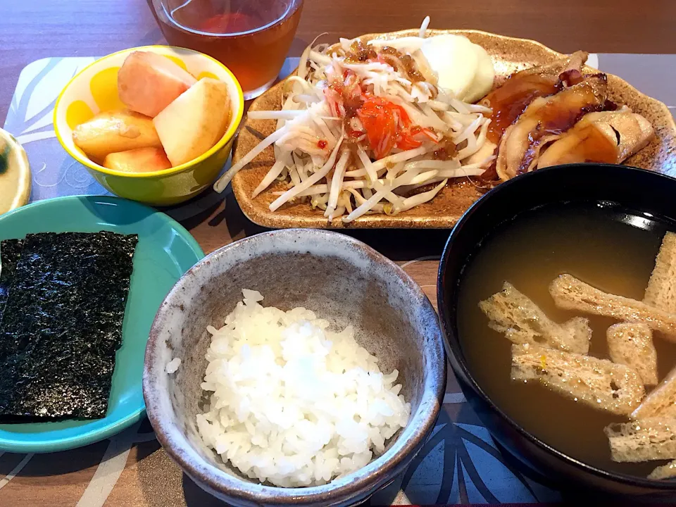 Snapdishの料理写真:朝ごはん
鴨タレ、もやしとカニカマのサラダ、大根漬物、白米、海苔、かぼちゃと揚げの味噌汁、桃、ルイボスティー|かよちゃんさん