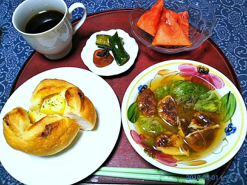 Snapdishの料理写真:よねばーばの朝ごはん
ポテト入り調理パン
中華風スープ、春雨、椎茸、レタス入り
自家製、西瓜
梅干し、きゅうりの漬物
コーヒー|yoneばーばさん