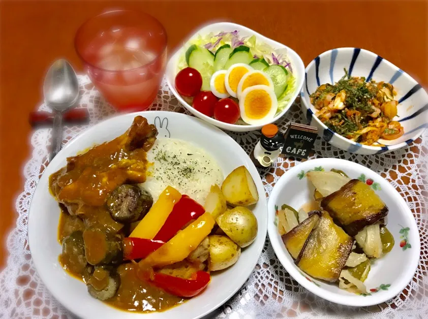 鶏手羽元と夏野菜のカレー&新玉ねぎとシシトウの茄子巻きのサッパリ煮&サラダ🥰🎶|バシュランさん