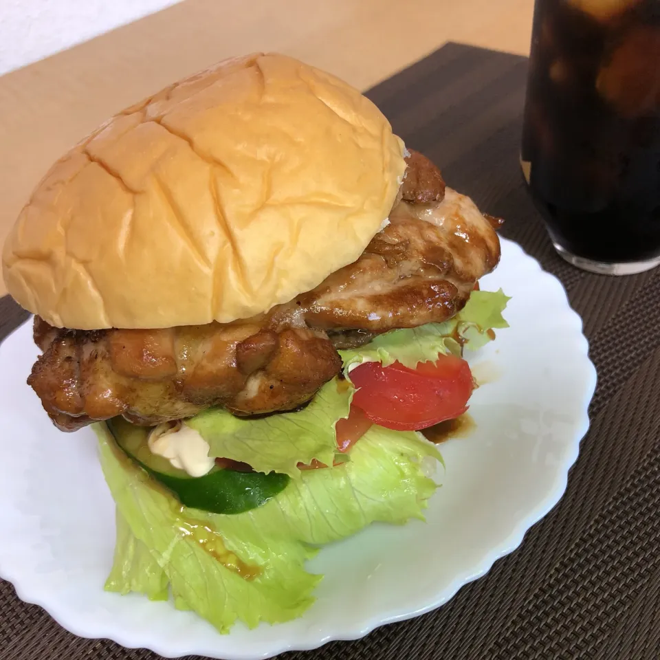 はみ出しすぎの照り焼きバーガー🍔|まちゃさん