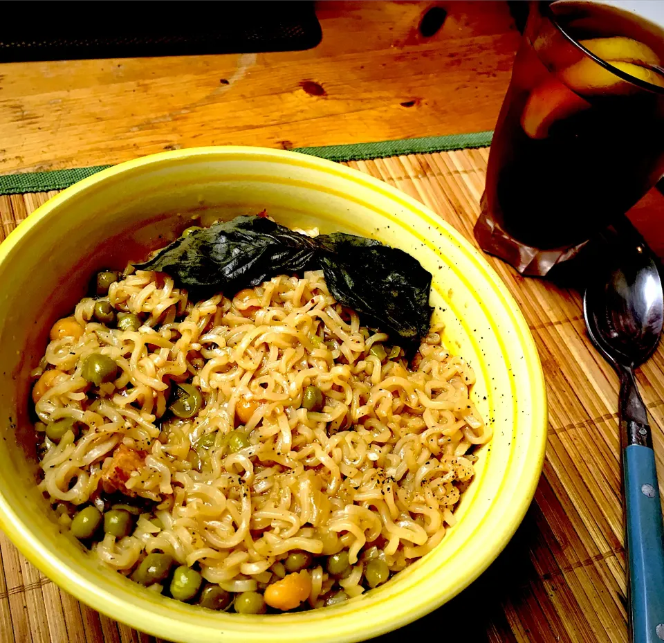 Oriental Ramen Noodles; Chicken, Peas, Garbanzo Beans, Onions, Garlic, Black Pepper, Seasoning|Michaels Culinary Adventuresさん