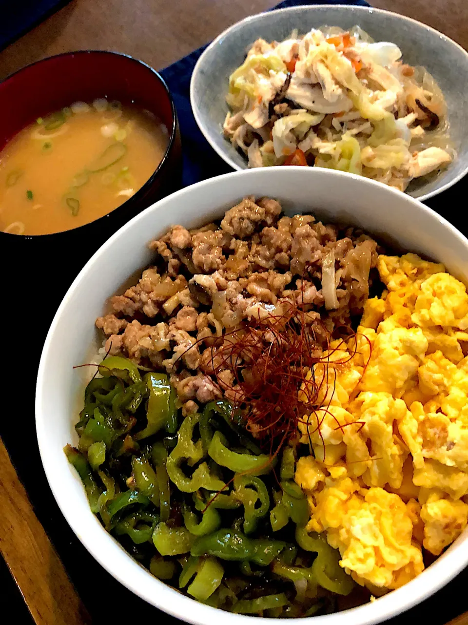 ３色丼。塩麻婆春雨。なめこの味噌汁。|けみさん