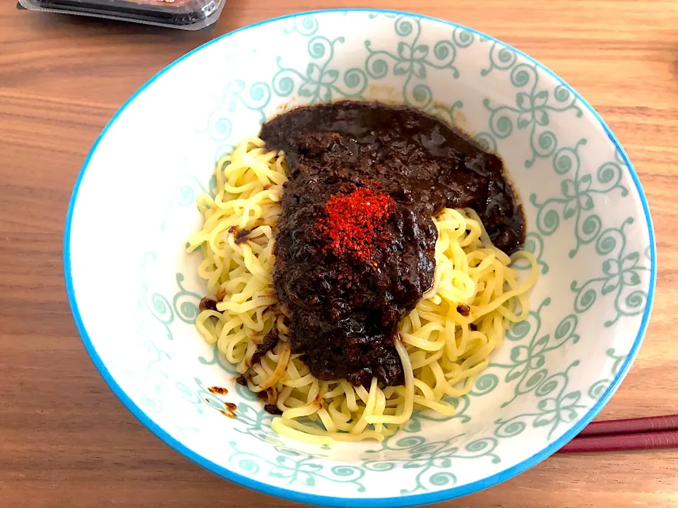 Snapdishの料理写真:ジャジャン麺🇰🇷韓国で買って来たレトルトとセブンの生麺のコラボ🙌|BUBUさん