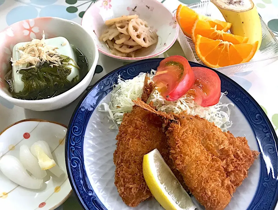 アジフライ、レモンらっきょう、枝豆豆腐、レンコンきんぴら、フルーツ|もちもちさん