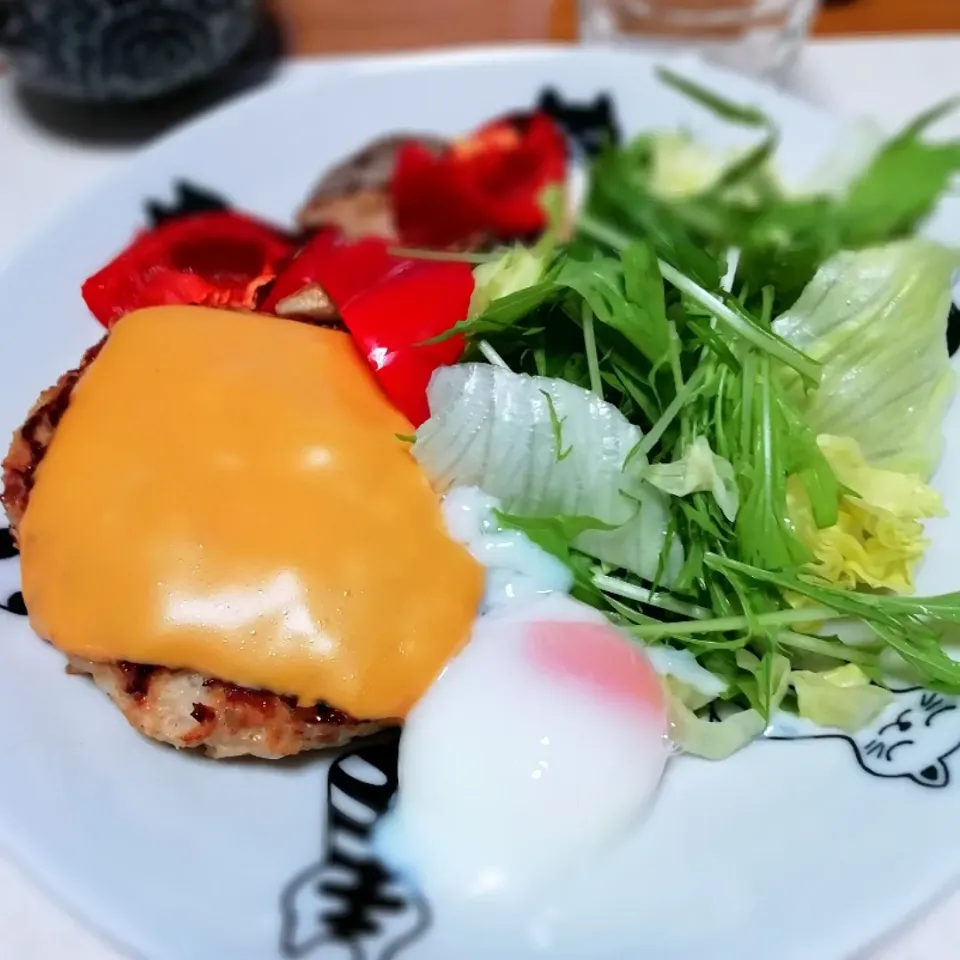 Snapdishの料理写真:👩妻作
低糖質:豆腐ハンバーグ🍽️
👧娘のレシピで作りました😋|エスニックナーサーンさん