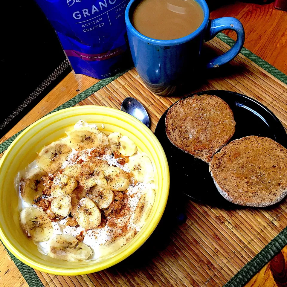 Greek Nonfat Plain Yogurt With Artisan Crafted Banana Nut Granola, Fresh Rule Banana Slices, Cinnamon, Wheat English Muffin, Starbucks Blonde Coffee w/Cream|Michaels Culinary Adventuresさん