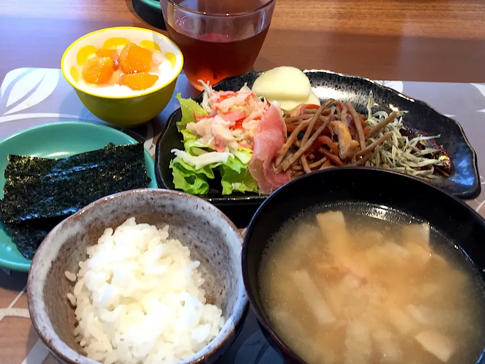 朝ごはん
わかさぎ甘露煮、きんぴらごぼう、生ハム、レタス、カニカマ、大根漬物、白米、海苔、大根と揚げとベーコンの味噌汁、マンゴー添えヨーグルト、ルイボスティー|かよちゃんさん