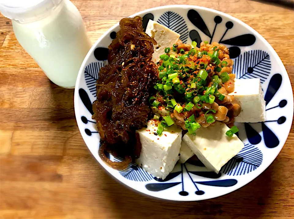 トレーニング後のランチ( ,,-` ｡´-)               冷奴の納豆のせ&もずく酢|じゅんさんさん