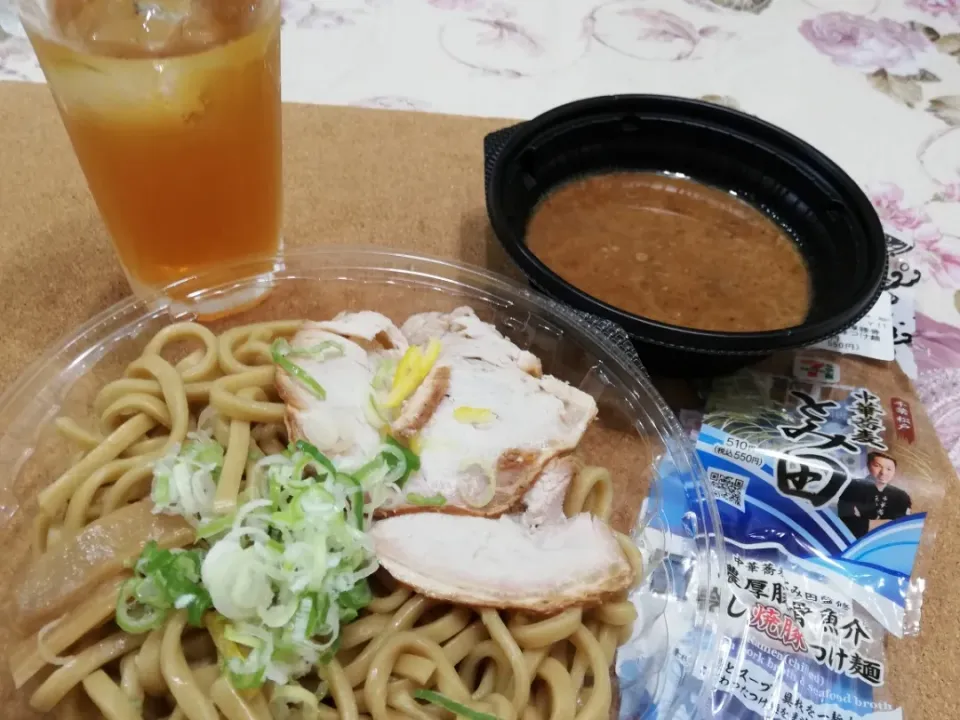 令和元年8/2
耳鼻科帰りにセブンでつけ麺🍜と冷たいジャスミンティーでブランチ|たえさん