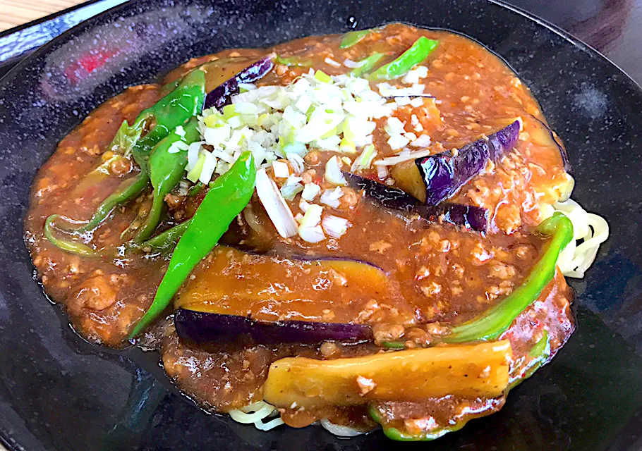 けふの昼餉🍜餃子の王将で麻婆茄子炸醤麺どす。なんか辛さが全く足りなかったわ😭|にゃあ（芸名）さん