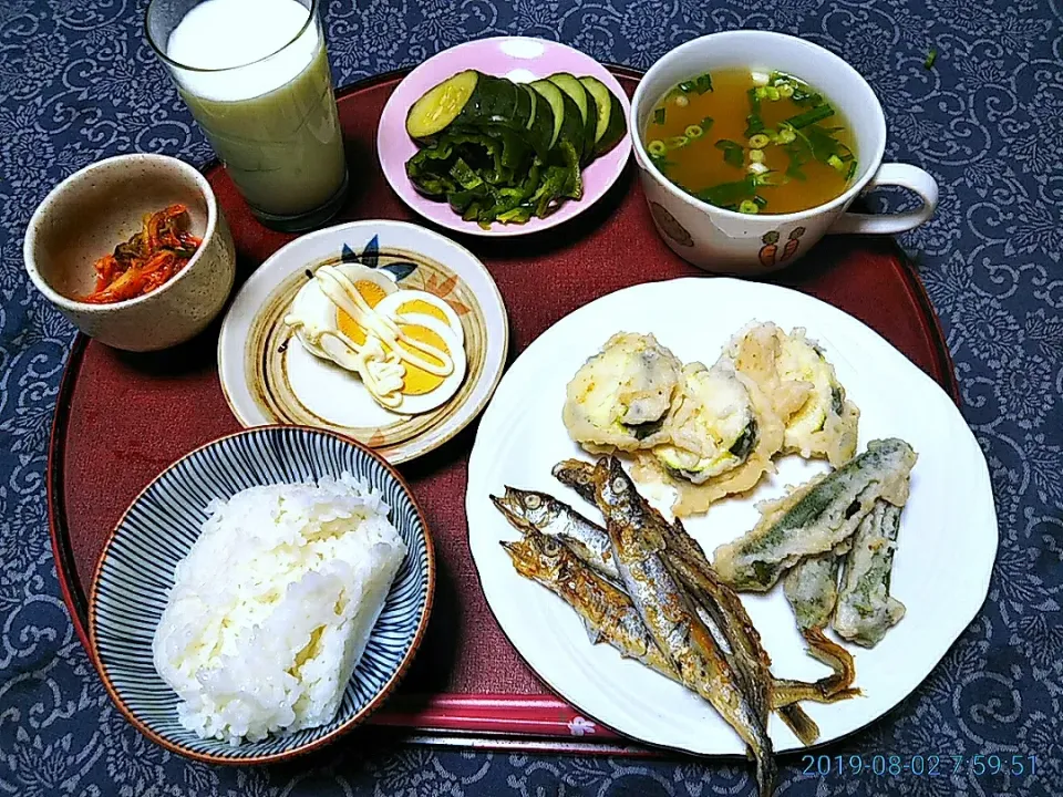 Snapdishの料理写真:よねばーばの朝ごはん
ズッキーニとオクラの天ぷら
シシャモ
味噌汁
茹で玉子
キムチきゅうりとピーマンの糠漬け
牛乳、ご飯、|yoneばーばさん