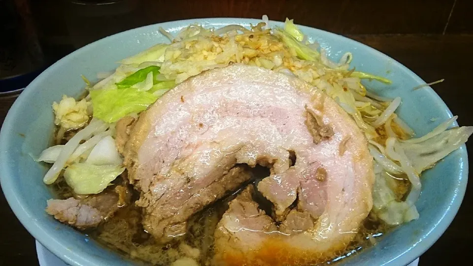 【2019年7月26日オープン】
らーめん玄
小の小らーめん（麺200g・豚1枚、650円）
ー脂少な目
＋豚1UP（デカ巻豚1枚、180円）
＋ニンニク（無料）
＋カラメ（醤油ダレ、無料）
＠下北沢
19147|大脇さん