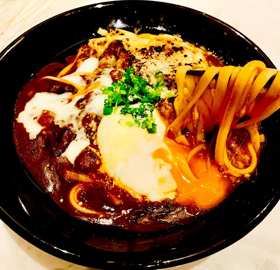 焦がしチーズのスパイシーカレーうどん温玉のせ😋|ぽくくんさん