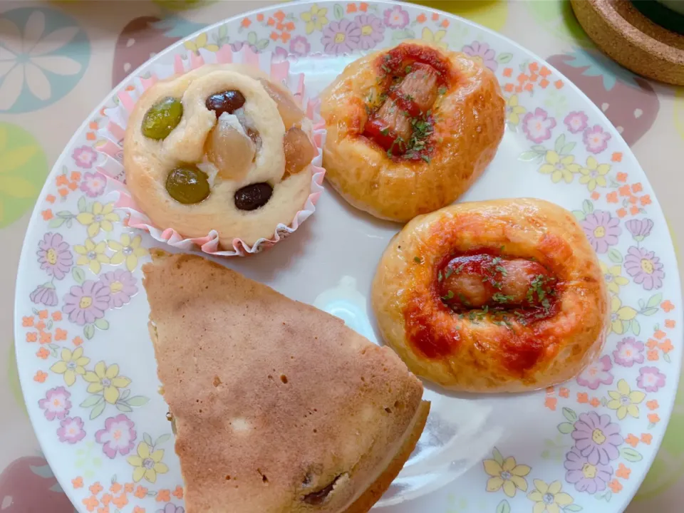 豆パン、ミニウィンナーパン、くるみとレーズンのパンケーキ👩🏻‍🍳🍞✨|nacchan♪さん