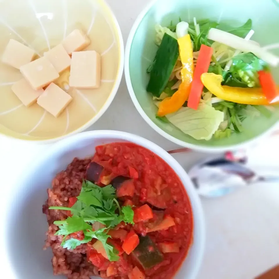 🇹🇭🇮🇳🇱🇰多国籍スパイシー夏カレー🍛
サラダ🥗
ナチュラルチーズ🧀|エスニックナーサーンさん