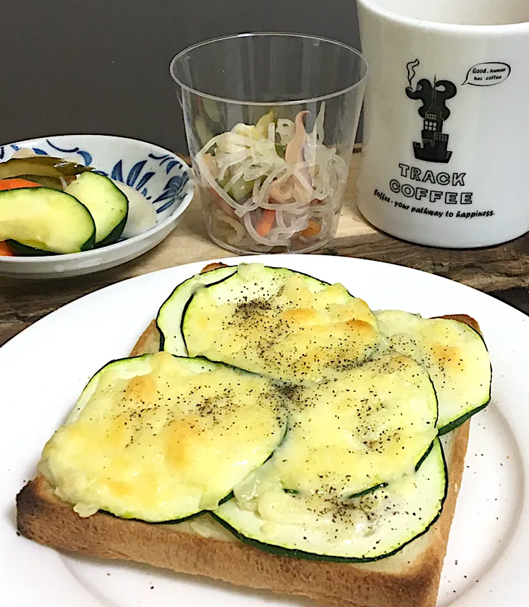 Snapdishの料理写真:朝ごはん☀️☀️☀️断酒114日目                         ズッキーニとポテサラのピザトースト|ぽんたさん