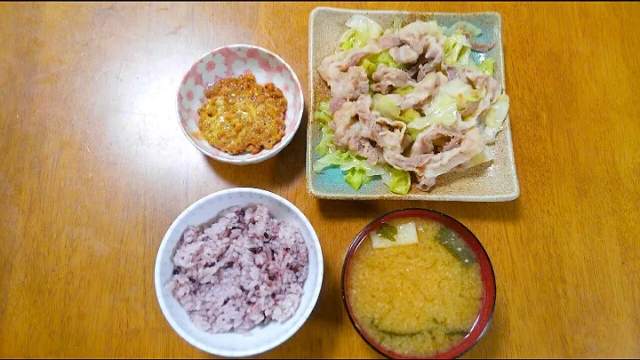 Snapdishの料理写真:７月２６日　塩だれ豚レタス　納豆　お味噌汁|いもこ。さん