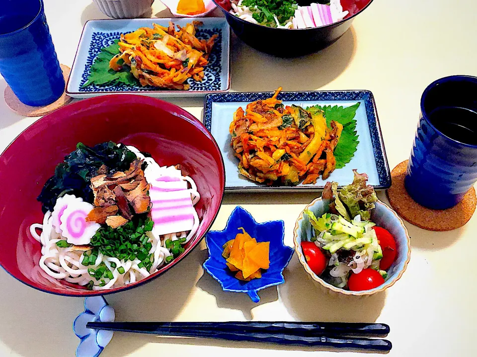 8／3昼食 #昼ごはん •ぶっかけうどん(ワカメ、なると、やわらかかつおスライス) •かき揚げ •サラダ •つぼ漬け|おさんどんさん