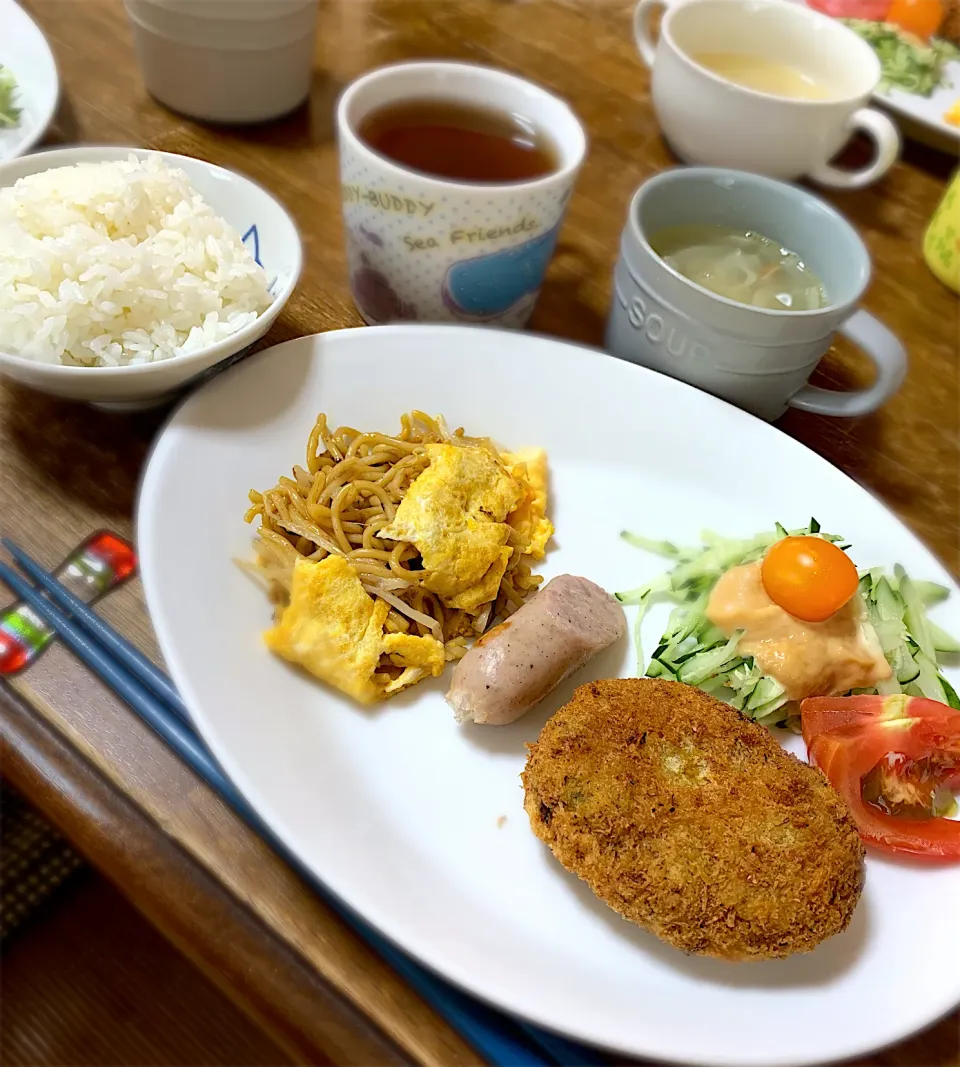 かぼちゃコロッケ・サラダ・オムそば・オニオンスープ・ご飯|ちびろ菌さん